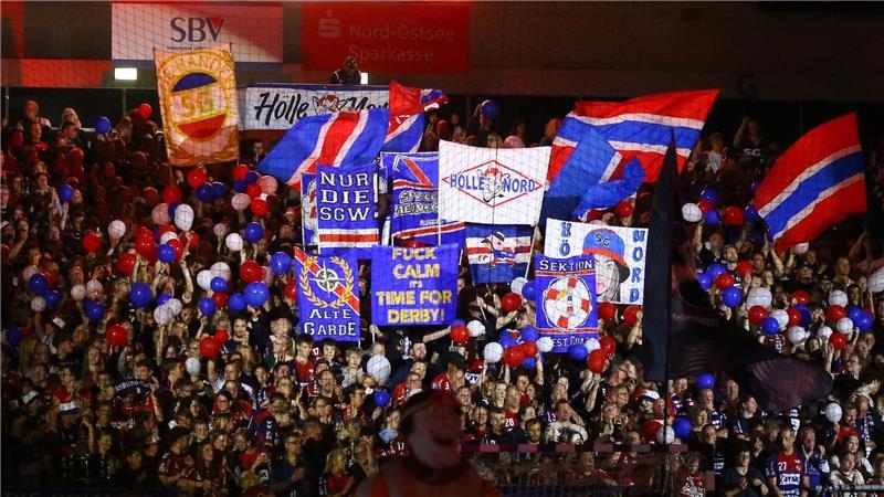 Flensburgs Fans feiern vor dem Spielbeginn.