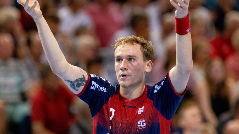 Flensburgs Handballer feiern Auswärtssieg in Serbien Flensburgs Handballer Simon Pytlick gestikuliert.