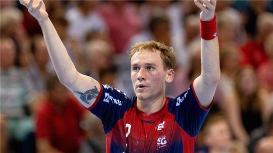 Flensburgs Handballer Simon Pytlick gestikuliert.