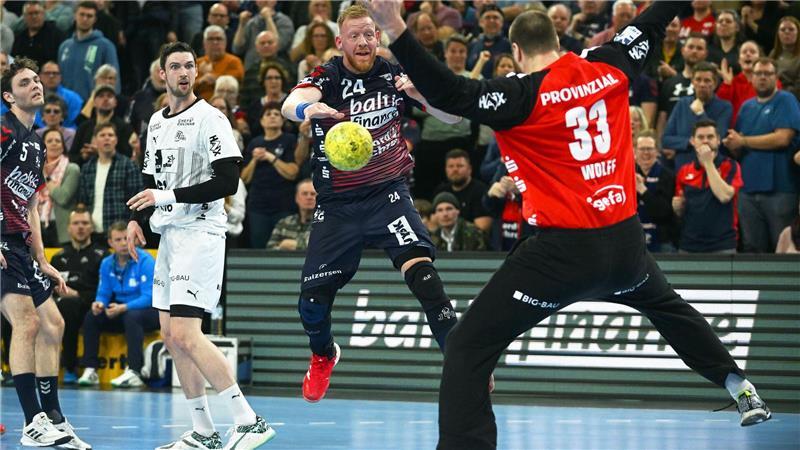 Flensburg-Handewitt feiert 42. Sieg im 112. Derby gegen Kiel Flensburgs Jim Gottfridsson (M) überwindet Kiels Torwart Andreas Wolff (r).