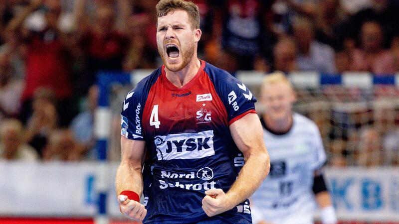 Flensburgs Handballer ziehen in Pokal-Halbfinale ein Flensburgs Johannes Golla feiert einen Treffer.