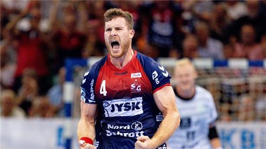 Flensburgs Johannes Golla (l) feiert einen Treffer.