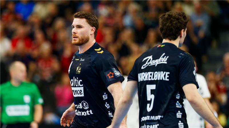 Flensburgs Johannes Golla (l) jubelt nach einem Tor.