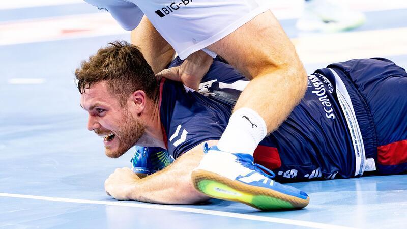Flensburg kassiert European-League-Pleite in der Schweiz Flensburgs Johannes Golla (l) versucht einen Ball zu erkämpfen.