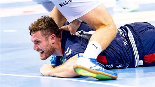 Flensburgs Johannes Golla (l) versucht einen Ball zu erkämpfen.