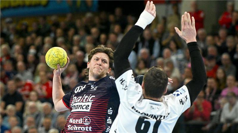 Flensburg-Handewitt feiert 42. Sieg im 112. Derby gegen Kiel Flensburgs Lasse Möller (l) in Aktion beim Sprungwurf vor Kiels Hendrik Pekeler.