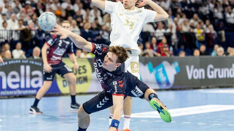 Flensburgs Lukas Jörgensen beim Wurf.
