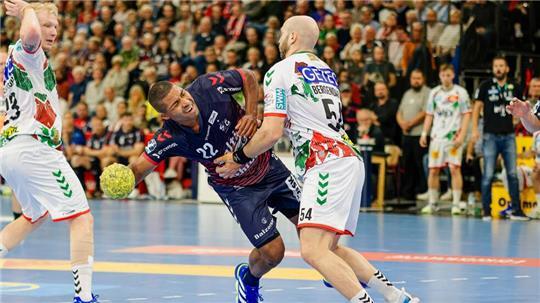 Flensburgs Mads Mensah kämpft gegen den Magdeburger Oscar Bergendahl.