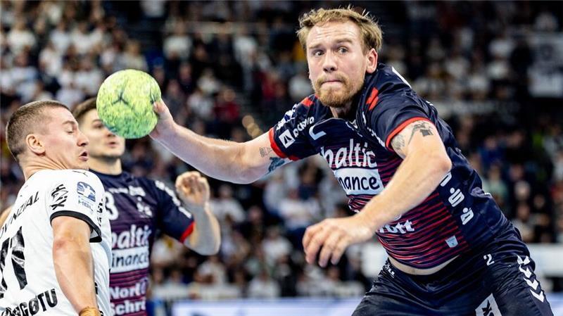 Die „Hölle Nord“ regiert in der Kieler Arena Flensburgs Simon Pytlick in Aktion.