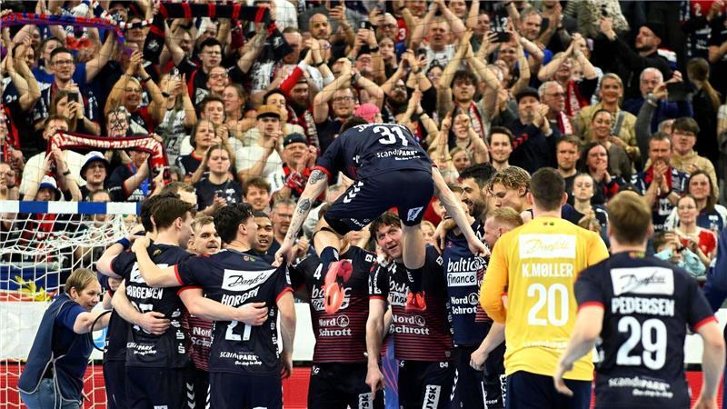 Flensburg-Handewitt feiert 42. Sieg im 112. Derby gegen Kiel Flensburgs Spieler bejubeln den Derby-Sieg über Kiel.