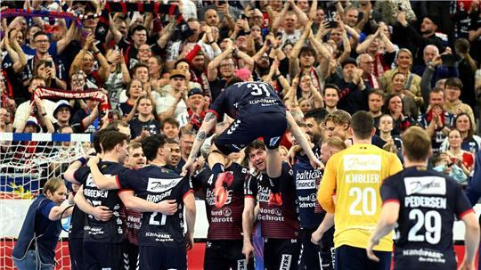 Flensburgs Spieler bejubeln den Derby-Sieg über Kiel.