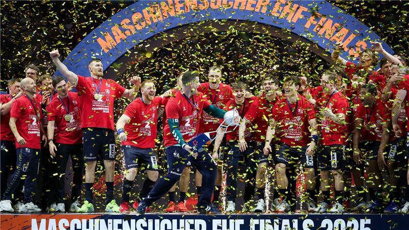 Flensburgs Spieler feiern die Titelverteidigung.