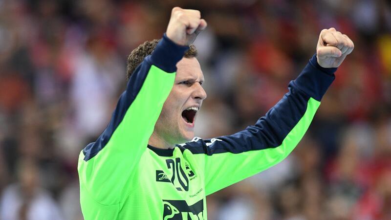 Flensburgs Handballer in eigener Halle weiter ungeschlagen Flensburgs Torhüter Kevin Moller jubelt nach einer Parade.