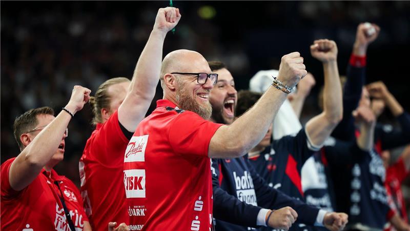 Flensburgs Trainer Ales Pajovic (M) jubelt.