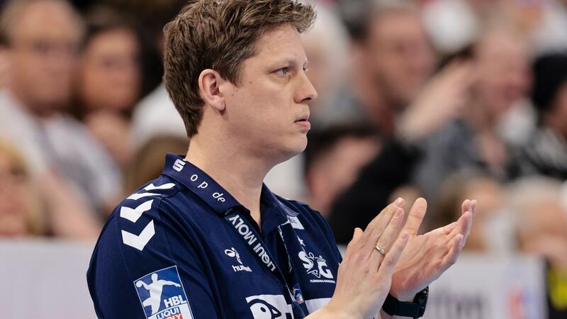 Punktverlust für Flensburgs Handballer bei der MT Melsungen Flensburgs Trainer Nicolej Krickau applaudiert.