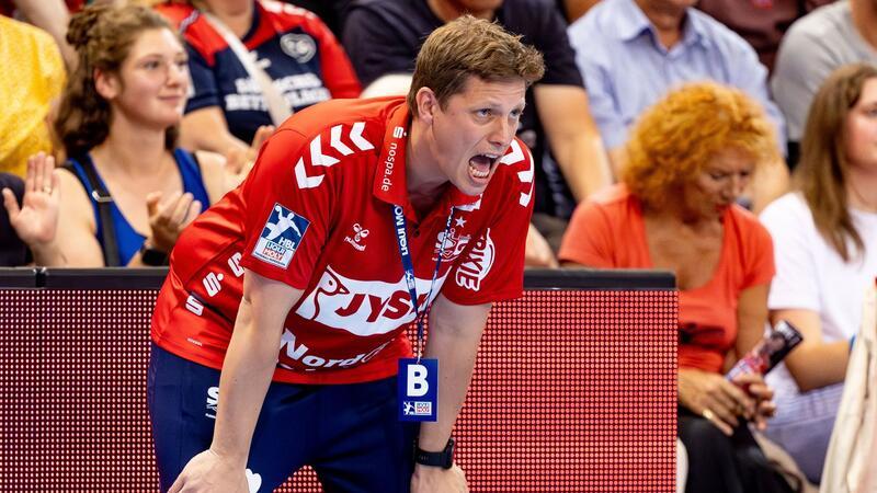 Flensburgs Trainer Nicolej Krickau coacht sein Team.