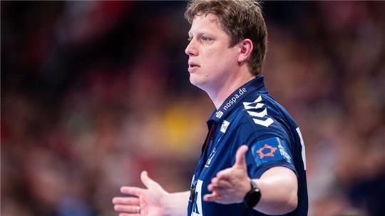 Flensburgs Trainer Nicolej Krickau gestikuliert an der Seitenlinie.
