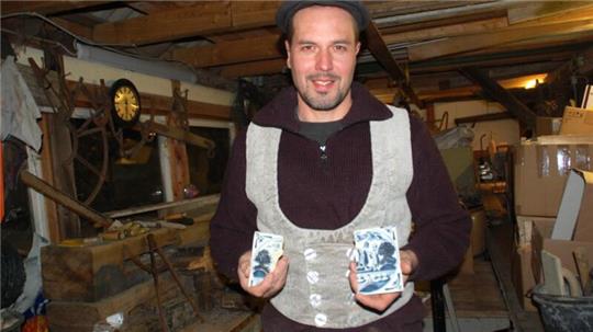 Fliesen, Steine, Bohlen - Maurer Tobias Prigge sammelt in seiner Werkstatt alte Baumaterialien.