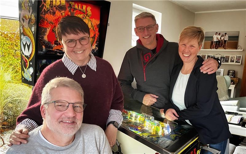 Flipper im Wohnzimmer und auch sonst Bock auf Spiele: Joachim und Tanja Bargsten sowie Andreas und Katja Heuer alias „Stade inklusiv“ (von links).