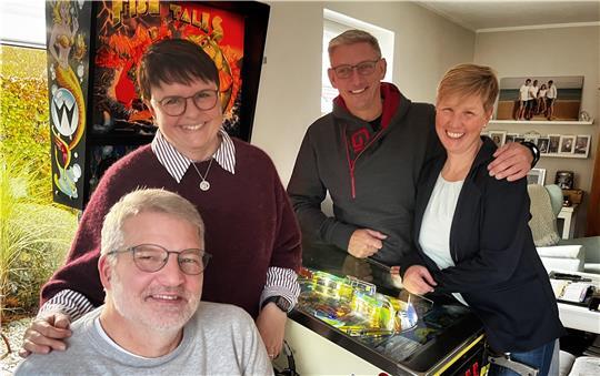 Flipper im Wohnzimmer und auch sonst Bock auf Spiele: Joachim und Tanja Bargsten sowie Andreas und Katja Heuer alias „Stade inklusiv“ (von links).
