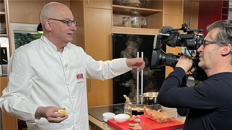 Rainer Sass im Ruhestand: „Bloß nicht einschlafen, sonst wirste verrückt“ Flirtet mit der Kamera: Rainer Sass drehte in heimischer Küche für den NDR.