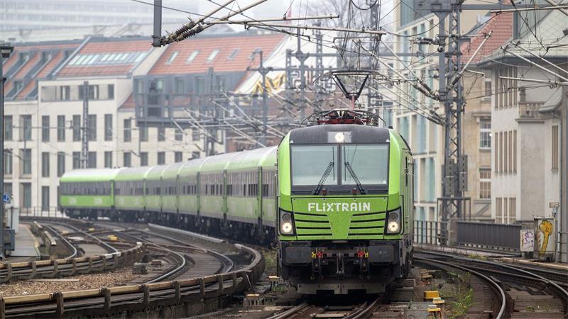 Minister: Mehr Wettbewerb bei Fernzügen gut für Fahrgäste Flixtrain ist bisher der einzige größere Wettbewerber der Deutschen Bahn im Fernverkehr. (Archivbild)