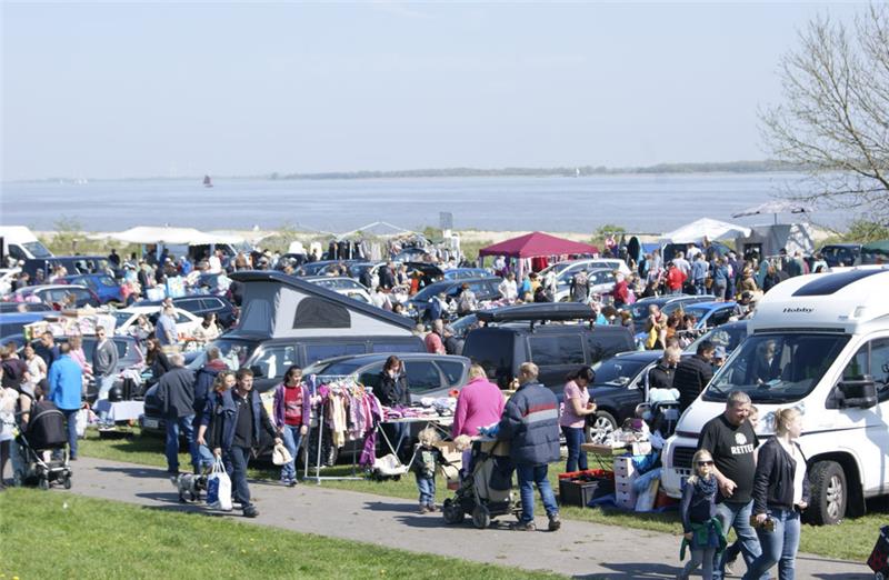 Wieder Flohmarkt auf Krautsand – Neue Straßenführung Flohmarkt auf Krautsand. Fotos: Hamann