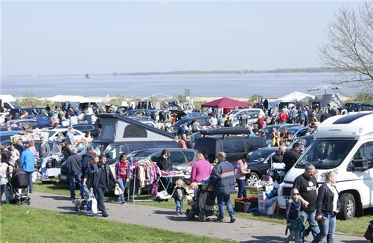 Flohmarkt auf Krautsand. Fotos: Hamann