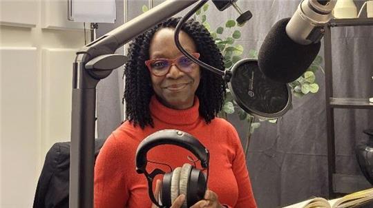 Florence Brokowski-Shekete bei der Aufnahme ihres Hörbuchs.