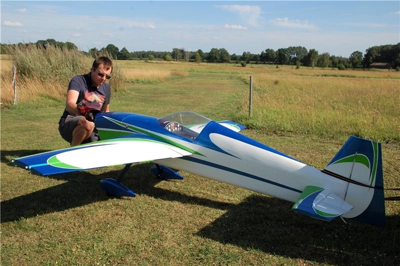 In Wiegersen fliegen am Wochenende Modellflugzeuge der Superlative Florian Bösch , 1. Vorsitzender vom MFG Wiegersen, ist seit seiner Kindheit vom Modellflug fasziniert. Fotos: Laudien
