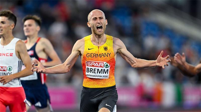 Florian Bremm jubelt im Ziel über Silber.