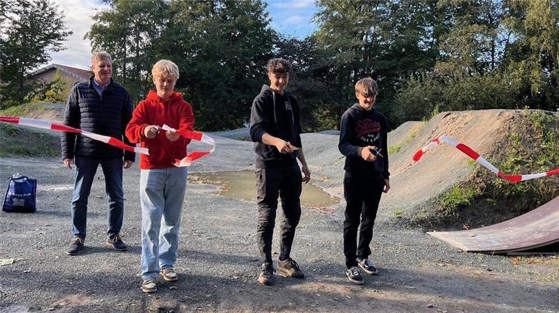 Florian Hanke, Felix Grundmann und Jacob Grundmann geben den Stader Dirtpark offiziell frei.