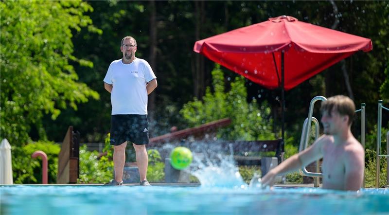 Florian Herbst, Fachangestellter für Bäderbetriebe, blickt auf ein Schwimmbecken im Freibad. Vielerorts werden händeringend Bademeister gesucht, viele Freibäder können wegen Personalmangels nicht öffnen. Foto: Philipp Schulze/dpa