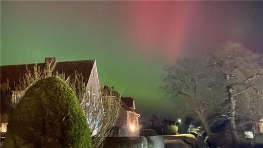 Florian Hucht hat die Polarlichter über Drochtersen im Bild eingefangen.