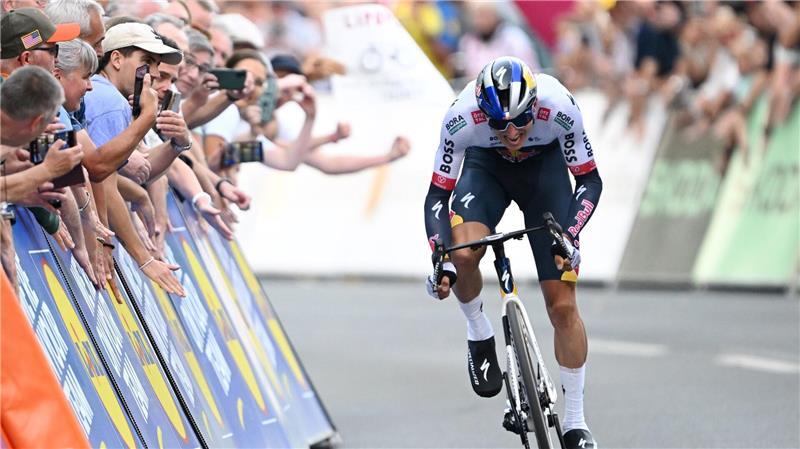 Starke Geste: Radstar Lipowitz bei D-Tour als Wasserträger Florian Lipowitz begeistert bei der Deutschland Tour die Massen.