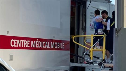Florian Lipowitz (l) betritt den Medical Truck der Tour de France.