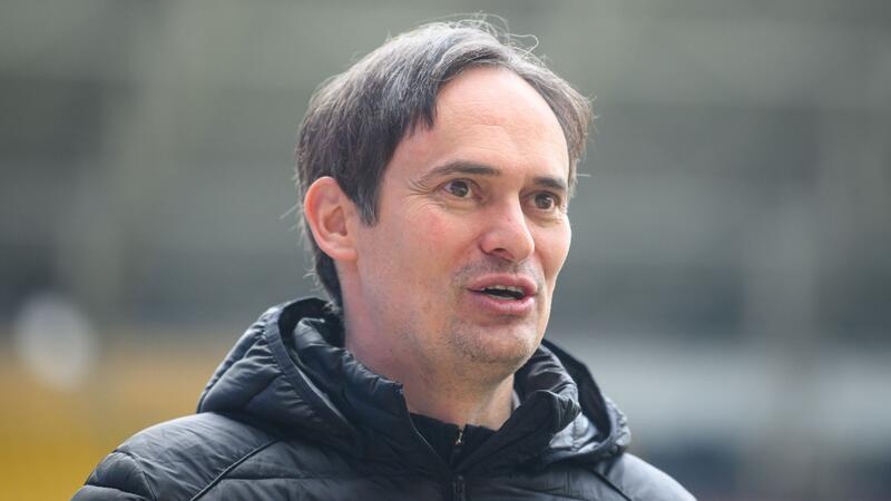 Florian Schnorrenberg, damals Halles Trainer, steht vor Beginn des Spiels im Stadion.