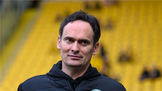 Florian Schnorrenberg steht im Rudolf-Harbig-Stadion.