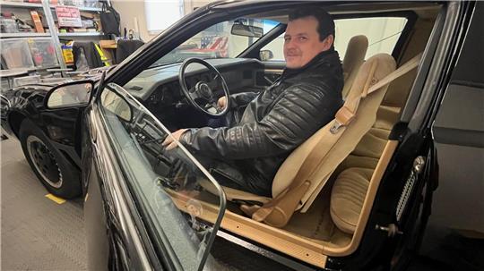 Florian Schulze ist stolz auf seinen K.I.T.T. aus der US-Serie „Knight Rider.“ Es ist eins seiner drei Filmautos.