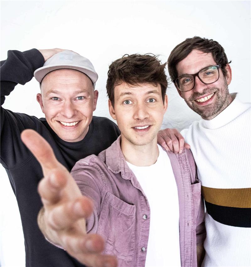 „Deine Freunde“ sorgen bei Kindern und ihren Eltern für Ohrwürmer Florian Sump (l-r), Lukas Nimscheck und Markus Pauli von der Band "Deine Freunde" bei einem Fototermin zu ihrem 10-jährigen Bandjubiläum. Foto: Christian Charisius/dpa