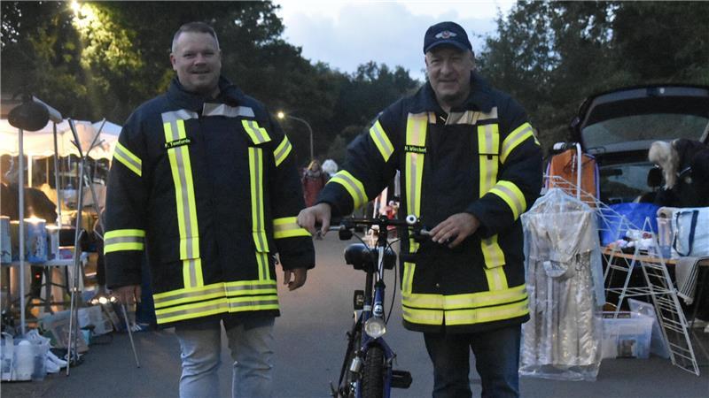 Morgens in Reith: Wenn die frühen Schnäppchenjäger unterwegs sind Florian Tomforde begleitet den stellvertretenden Ortsbrandmeister Holger Wiechert (rechts) auf dem Rundgang.