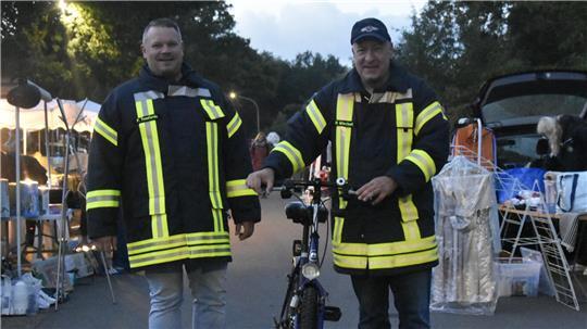 Florian Tomforde begleitet den stellvertretenden Ortsbrandmeister Holger Wiechert (rechts) auf dem Rundgang.