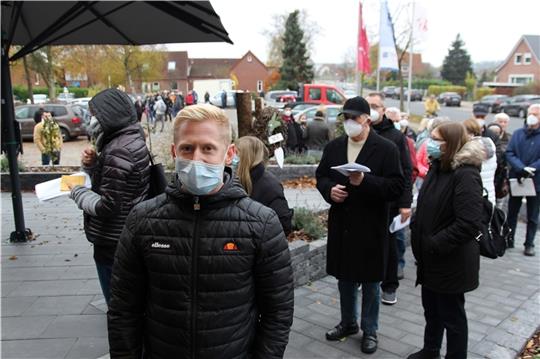 Florian Wehmann holt sich nach Johnson & Johnson eine zusätzliche Impfung. Mit ihm warten etwa 200 andere vor dem Hotel „Zur Einkehr“ in Stade.