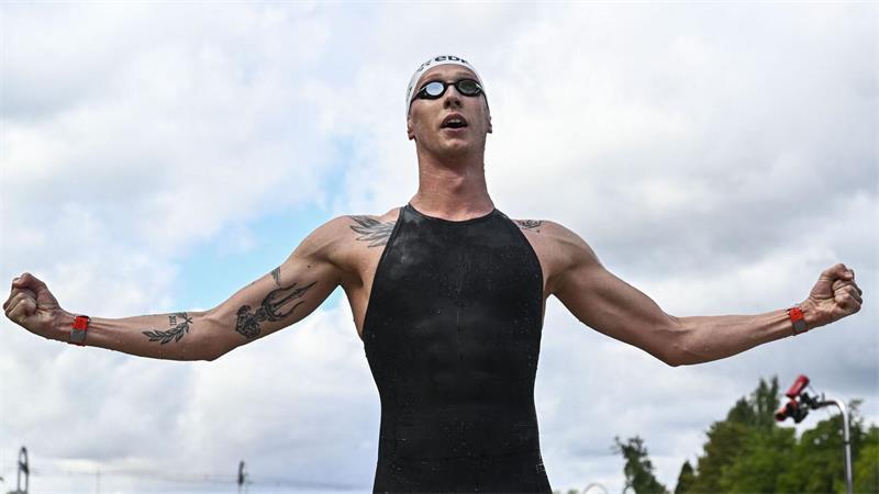 Florian Wellbrock feiert seinen zweiten EM-Titel im Freiwasserschwimmen.