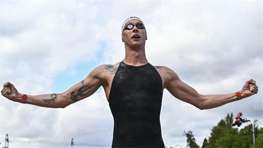 Florian Wellbrock feiert seinen zweiten EM-Titel im Freiwasserschwimmen.