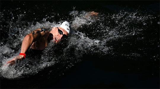 Florian Wellbrock führt Deutschland zum EM-Titel in der Mixed-Staffel im Freiwasser.