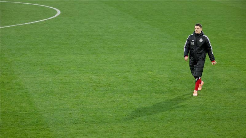 Florian Wirtz geht über den Trainigsplatz. 