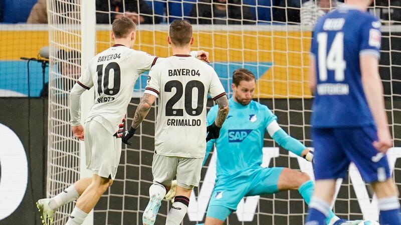 Schlampig und genial: Leverkusen bleibt Spitzenreiter Florian Wirtz (l) brachte Leverkusen bei Hoffenheim in Führung.