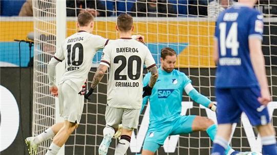 Florian Wirtz (l) brachte Leverkusen bei Hoffenheim in Führung.