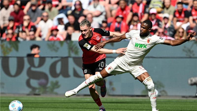 Sieg gegen Augsburg: Bayer verhindert Bayern-Party Florian Wirtz (l) leitet das 1:0 für Leverkusen ein.